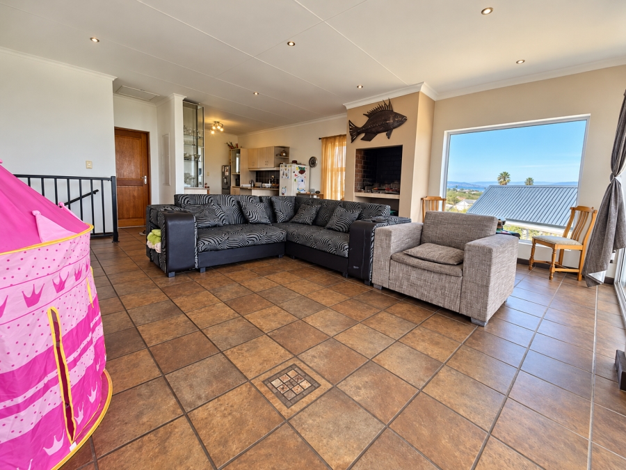 To Let 4 Bedroom Property for Rent in Hoogland Western Cape
